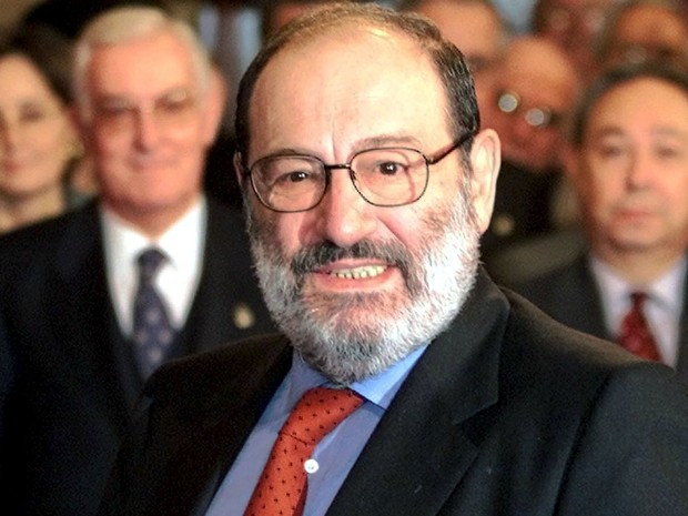 Fotografia de Umberto Eco sorrindo.