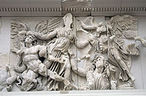 Atena combatendo um gigante, Altar de Pérgamo, século II a.C. Pergamon Museum.<br><br> Palavras-chave: Atena, Gigante, Pérgamo, escultura, mitologia romana, mitologia grega, mitologia, mito