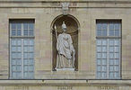 Atena tendo abaixo o lema revolucionário francês - Liberdade, Igualdade, Fraternidade. Fachada do Museu de Belas Artes de Dijon.
