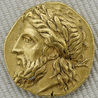 Cabeça de Zeus, com uma coroa de louros, num stater de ouro. Lâmpsaco, c. 360-340 a.C. (Cabinet des Médailles).