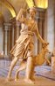 Leocares, Artemis, mais conhecida como "Diana de Versalhes", cópia romana da escultura grega, Era Imperial, (século 1 ou 2), Museu do Louvre. Na Grécia, Artemis era uma deusa ligada inicialmente à vida selvagem e à caça. Durante os períodos Arcaico e Clássico, era considerada filha de Zeus e de Leto, irmã gêmea de Apolo; mais tarde, associou-se também à luz da lua e à magia. Em Roma, Diana tomava o lugar de Artemis, frequentemente confundida com Selene ou Hécate, também deusas lunares. <br> <br> Palavras-chave: Artemis, Leocares, mitologia, escultura, estética