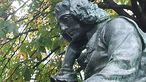 O monumento feito em homenagem a Spinoza, em Haia foi assim comentado por Ernest Renan, filsofo e historiador francs do fim do sculo XIX em 1882: <br> "Maldio sobre o passante que insultar essa suave cabea pensativa. Ser punido como todas as almas vulgares so punidas  pela sua prpria vulgaridade e pela incapacidade de conceber o que  divino. Este homem, do seu pedestal de granito, apontar a todos o caminho da bem-aventurana por ele encontrado; e por todos os tempos o homem culto que por aqui passar dir em seu corao: Foi quem teve a mais profunda viso de Deus"<br><br>Palavras-chave: Renan, Espinosa, Spinosa, Spinoza, Baruch, homenagem, monumento, busto, esttua, tica, filosofia moderna, modernidade, Haia, espinozismo, racionalismo, eudemonismo, cartesianismo, metafsica, teoria do conhecimento, teologia, lgica, espinosismo, conatus