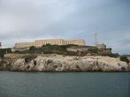 Alcatraz  uma ilha localizada no meio da Baa de So Francisco na Califrnia, Estados Unidos. Inicialmente foi utilizada como base militar, e somente mais tarde foi convertida em uma priso de segurana mxima. Atualmente,  um ponto turstico operado pelo National Park Service junto com a rea de Recreao Golden Gate. <br> <br> Palavras-chave: Alcatraz, priso, ilha, isolamento, tica