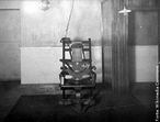 A primeira cadeira eltrica, utilizada para executar William Kemmler em 1890. A cadeira eltrica  um instrumento de aplicao da pena de morte por eletrocuo inventado e utilizado essencialmente nos Estados Unidos da Amrica, onde o condenado  imobilizado numa cadeira, sofrendo depois tenses eltricas de 20 000 volts. <br><br> Palavras-chave: cadeira eltrica, pena de morte, execuo, tica