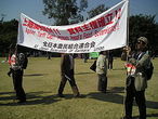 Manifestantes japoneses contra tarifas do capitalismo.