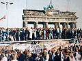 Alemes em p em cima do muro, em 1989, que seria destrudo no dia seguinte.<br><br> Palavras-chave: revoluo, filosofia poltica
