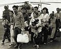 Refugiados vietnamitas sendo evacuados por um helicptero dos Estados Unidos. Operao Vento Constante, 29 e 30 de abril de 1975.<br><br> Palavras-chave: revoluo, filosofia poltica