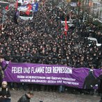 O black bloc nas ruas de Hamburgo contra a represso policial aos okupas (dezembro de 2007).<br> Black bloc (do ingls black, preto; bloc, agrupamento de pessoas para uma ao conjunta ou propsito comum, diferentemente de block: bloco slido de matria inerte)  o nome dado a uma ttica de ao direta, de corte anarquista, empreendida por grupos de afinidade que se renem, mascarados e vestidos de preto, para protestar em manifestaes de rua, utilizando-se da propaganda pela ao para desafiar o establishment e as foras da ordem. Black bloc  basicamente uma estrutura efmera, informal, no hierrquica e descentralizada. Unidos, seus integrantes pretendem adquirir fora suficiente para confrontar as foras da ordem.<br>  A ttica surgiu na Alemanha, nos anos 1980, como ttica utilizada por autonomistas e anarquistas para a defender os squats (ocupaes) contra a ao da polcia e os ataques de grupos neonazistas. Posteriormente suas atividades ganharam ateno da mdia fora da Europa, durante as manifestaes contra o encontro da OMC em Seattle, em 1999, quando grupos mascarados destruram fachadas de lojas e escritrios do McDonald's, da Starbucks, da Fidelity Investments e outras instalaes de grandes empresas. <br>  diferena do modus operandi de outros grupos anticapitalistas, os integrantes do black bloc realizam ataques diretos  propriedade privada, como forma de chamar a ateno para sua oposio ao que consideram smbolos do capitalismo - as corporaes multinacionais e os governos que as apoiam. Um exemplo desse tipo de ao foi a destruio das fachadas de lojas e escritrios do McDonald's, da Starbucks, da Fidelity Investments e outras instalaes de grandes empresas no centro de Seattle, em 1999, durante as manifestaes contra a conferncia de ministros de pases integrantes da Organizao Mundial do Comrcio (OMC).<br>  As roupas e mscaras pretas - que do nome  ttica e, por extenso, tambm aos grupos que dela se utilizam - tanto visam proteger a integridade fsica dos indivduos quanto garantir seu anonimato, caracterizando-os, em conjunto, apenas como um nico e imenso bloco. <br> Crticos da ttica apontam que, por no existir um padro rgido das atitudes dos participantes, em certos momentos das manifestaes pode ocorrer vandalismo, roubo e desordem.