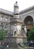 Monumento dedicado a Leonardo da Vinci e seus pupilos na Piazza della Scala em Milo, obra de Pietro Magni.