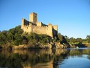 O Castelo de Almourol, no Ribatejo, localiza-se na Freguesia de Praia do Ribatejo, Concelho de Vila Nova da Barquinha, Distrito de Santarm, em Portugal, embora a sua localizao seja frequentemente atribuda a Tancos, visto ser a vila de onde se vislumbra melhor. Erguido num afloramento de granito a 18 m acima do nvel das guas, numa pequena ilha de 310 m de comprimento por 75 m de largura, no mdio curso do rio Tejo, um pouco abaixo da sua confluncia com o rio Zzere,  poca da Reconquista integrava a chamada Linha do Tejo, atual Regio de Turismo dos Templrios. Constitui um dos exemplos mais representativos da arquitetura militar da poca, evocando simultaneamente os primrdios do reino de Portugal e a Ordem dos Templrios, associao que lhe refora a aura de mistrio e romantismo. Com a extino da Ordem do Templo o castelo de Almourol passa a integrar o patrimnio da Ordem de Cristo (que foi a sucessora em Portugal da Ordem dos Templrios). <br> <br> Palavras-chave: Portugal, Almourol, castelo, arquitetura, medieval, arte, esttica 