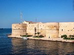 Castelo de Aragonese em Taranto (ou Tarento). Tarento foi uma das principais cidades da Magna Grcia, chamada pelos gregos de Taras. <br> <br> Palavras-chave: Aragonese, castelo, Magna Grcia, edificao, arquitetura, esttica