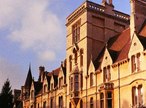 A frente de Balliol College vista de Broad Street. O Colgio Balliol, fundado em 1263,  uma das instituies de ensino superior constituintes da Universidade de Oxford no Reino Unido.  <br> <br> Palavras-chave: Balliol, colgio, Reino Unido, Oxford, arquitetura, idade mdia, esttica