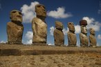 Um ahu com sete moais, smbolos emblemticos da Ilha de Pscoa. O busto de pedra ou Moai  o nome que designa as gigantescas esttuas de pedra espalhadas pela Ilha de Pscoa, no Chile.  <br> <br> Palavras-chave: Busto de pedra, Moai, Ilha da Pascoa, arte neoltica, escultura, esttica 