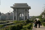 O Arco do Triunfo (em coreano: 개선문) localizado em Pyongyang, capital da Coreia do Norte,  um arco triunfal construdo em 1982 para homenagear Kim Il-sung e seu papel como lder guerrilheiro dos coreanos durante a Segunda Guerra Mundial, em seu septuagsimo aniversrio. <br> Construdo em granito, suas dimenses foram estabelecidas com o propsito de ultrapassar a altura do arco do triunfo francs, que tambm serviu de modelo arquitetnico. Assim, o arco do triunfo coreano  o maior do mundo, com 60 metros de altura, 50,1 de largura e 36,2 de extenso.