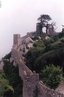 O Castelo de Sintra, popularmente conhecido como Castelo dos Mouros, localiza-se na vila de Sintra, freguesia de So Pedro de Penaferrim, concelho de Sintra, no distrito de Lisboa, em Portugal. <br> Erguido sobre um macio rochoso, isolado num dos cumes da serra de Sintra, na Estremadura, do alto das suas muralhas descortina-se uma vista privilegiada de toda a sua envolvncia rural que se estende at ao oceano Atlntico.<br><br>Palavras-chave: castelo, Sintra, mouros, Portugal, arquitetura, arte, esttica