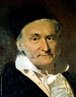Johann Carl Friedrich Gauss (ou Gau) (Braunschweig, 30 de Abril de 1777 - Gttingen, 23 de Fevereiro de 1855), foi um matemtico, astrnomo e fsico alemo que contribuiu muito em diversas reas da cincia, dentre elas a teoria dos nmeros, estatstica, anlise matemtica, geometria diferencial, geodsia, geofsica, eletroesttica, astronomia e ptica. Alguns o referem como <em>princeps mathematicorum</em> (em latim, "o prncipe da matemtica" ou "o mais notvel dos matemticos") e um "grande matemtico desde a antiguidade", Gauss tinha uma marca influente em muitas reas da matemtica e da cincia e  um dos mais influentes na histria da matemtica, referindo-se  matemtica como "a rainha das cincias". <br> <br> Palavras-chave: Gauss, matemtica, cincia, astronomia, fsica, filosofia da cincia