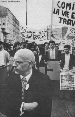 Michel Foucault em passeata, em 1973, em defesa dos direitos das imigrantes na Frana. 
<br>
<br>
Palavras-chave: Foucault, Frana, passeata, movimento, direitos, tica
<br>
<br>
<br>
<strong>Notcias relacionadas</strong><br><br>
<a href="http://www.filosofia.seed.pr.gov.br/modules/noticias/article.php?storyid=438&tit=O-novo-Lanterna-Verde-mira-o-preconceito-contra-muculmanos-nos-EUA">O novo Lanterna Verde mira o preconceito contra muculmanos nos EUA</a><br>
<a href="http://www.filosofia.seed.pr.gov.br/modules/noticias/article.php?storyid=527&tit=Os-motivos-do-fascinio-de-Michel-Foucault-pela-doutrina-neoliberal">Os motivos do fascinio de Michel Foucault pela doutrina neoliberal</a>