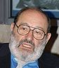 Foto de 2005. <br> Umberto Eco (Alexandria, 5 de janeiro de 1932)  um escritor, filsofo, semilogo, linguista e biblifilo italiano de fama internacional.  titular da cadeira de Semitica (aposentado) e diretor da Escola Superior de cincias humanas na Universidade de Bolonha. Ensinou temporariamente em Yale, na Universidade Columbia, em Harvard, Collge de France e Universidade de Toronto. Colaborador em diversos peridicos acadmicos, dentre eles colunista da revista semanal italiana L'Espresso, na qual escreve sobre uma infinidade de temas. Eco , ainda, notrio escritor de romances, entre os quais O nome da rosa e O pndulo de Foucault. Junto com o escritor e roteirista Jean-Claude Carrire, lanou em 2010 "NEsprez pas vous Dbarrasser des Livres" (No Espere se Livrar dos Livros, publicado em Portugal com o ttulo "A Obsesso do Fogo" e ainda indito no Brasil).