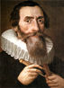 Johannes Kepler (Weil der Stadt, 27 de dezembro de 1571 — Ratisbona, 15 de novembro de 1630) foi um astrônomo, matemático e astrólogo alemão e figura-chave da revolução científica do século XVII. É mais conhecido por ter formulado as três leis fundamentais da mecânica celeste, conhecidas como Leis de Kepler, codificadas por astrônomos posteriores com base em suas obras Astronomia Nova, Harmonices Mundi, e Epítome da Astronomia de Copérnico. Essas obras também forneceram uma das bases para a teoria da gravitação universal de Isaac Newton. <br> Durante sua carreira, Kepler foi professor de matemática em uma escola seminarista em Graz, Áustria, um assistente do astrônomo Tycho Brahe, o matemático imperial do imperador Rodolfo II e de seus dois sucessores, Matias I e Fernando II. Também foi professor de matemática em Linz, Áustria, e conselheiro do general Wallenstein. Adicionalmente, fez um trabalho fundamental no campo da óptica, inventou uma versão melhorada do telescópio refrator (o telescópio de Kepler) e ajudou a legitimar as descobertas telescópicas de seu contemporâneo Galileu Galilei. <br> Kepler viveu numa época em que não havia nenhuma distinção clara entre astronomia e astrologia, mas havia uma forte divisão entre a astronomia (um ramo da matemática dentro das artes liberais) e a física (um ramo da filosofia natural). Kepler também incorporou raciocínios e argumentos religiosos em seu trabalho, motivado pela convicção religiosa de que Deus havia criado o mundo de acordo com um plano inteligível, acessível através da luz natural da razão. Kepler descreveu sua nova astronomia como "física celeste", como "uma excursão à Metafísica de Aristóteles" e como "um suplemento de Sobre o Céu de Aristóteles", transformando a antiga tradição da cosmologia física ao tratar a astronomia como parte de uma física matemática universal.