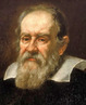 Galileu Galilei (em italiano: Galileo Galilei; Pisa, 15 de fevereiro de 1564  Florena, 8 de janeiro de 16422 ) foi um fsico, matemtico, astrnomo e filsofo italiano. <br> Galileu Galilei foi personalidade fundamental na revoluo cientfica. Foi o mais velho dos sete filhos do alaudista Vincenzo Galilei e de Giulia Ammannati. Viveu a maior parte de sua vida em Pisa e em Florena, na poca integrantes do Gro-Ducado da Toscana. <br> Galileu Galilei desenvolveu os primeiros estudos sistemticos do movimento uniformemente acelerado e do movimento do pndulo. Descobriu a lei dos corpos e enunciou o princpio da inrcia e o conceito de referencial inercial, ideias precursoras da mecnica newtoniana. Galileu melhorou significativamente o telescpio refrator e com ele descobriu as manchas solares, as montanhas da Lua, as fases de Vnus, quatro dos satlites de Jpiter, os anis de Saturno, as estrelas da Via Lctea. Estas descobertas contriburam decisivamente na defesa do heliocentrismo. Contudo a principal contribuio de Galileu foi para o mtodo cientfico, pois a cincia assentava numa metodologia aristotlica. <br> O fsico desenvolveu ainda vrios instrumentos como a balana hidrosttica, um tipo de compasso geomtrico que permitia medir ngulos e reas, o termmetro de Galileu e o precursor do relgio de pndulo. O mtodo emprico, defendido por Galileu, constitui um corte com o mtodo aristotlico mais abstrato utilizado nessa poca, devido a este Galileu  considerado como o "pai da cincia moderna".<br><br>Palavras-chave: Galileu, fsica, astronomia, teoria do conhecimento, cincia