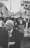 Michel Foucault em passeata, em 1973, em defesa dos direitos das imigrantes na Frana.  <br> <br> Palavras-chave: Foucault, Frana, passeata, movimento, direitos, tica <br> <br> <br> <strong>Notcias relacionadas</strong><br><br> <a href="http://www.filosofia.seed.pr.gov.br/modules/noticias/article.php?storyid=438&tit=O-novo-Lanterna-Verde-mira-o-preconceito-contra-muculmanos-nos-EUA">O novo Lanterna Verde mira o preconceito contra muculmanos nos EUA</a><br> <a href="http://www.filosofia.seed.pr.gov.br/modules/noticias/article.php?storyid=527&tit=Os-motivos-do-fascinio-de-Michel-Foucault-pela-doutrina-neoliberal">Os motivos do fascinio de Michel Foucault pela doutrina neoliberal</a>